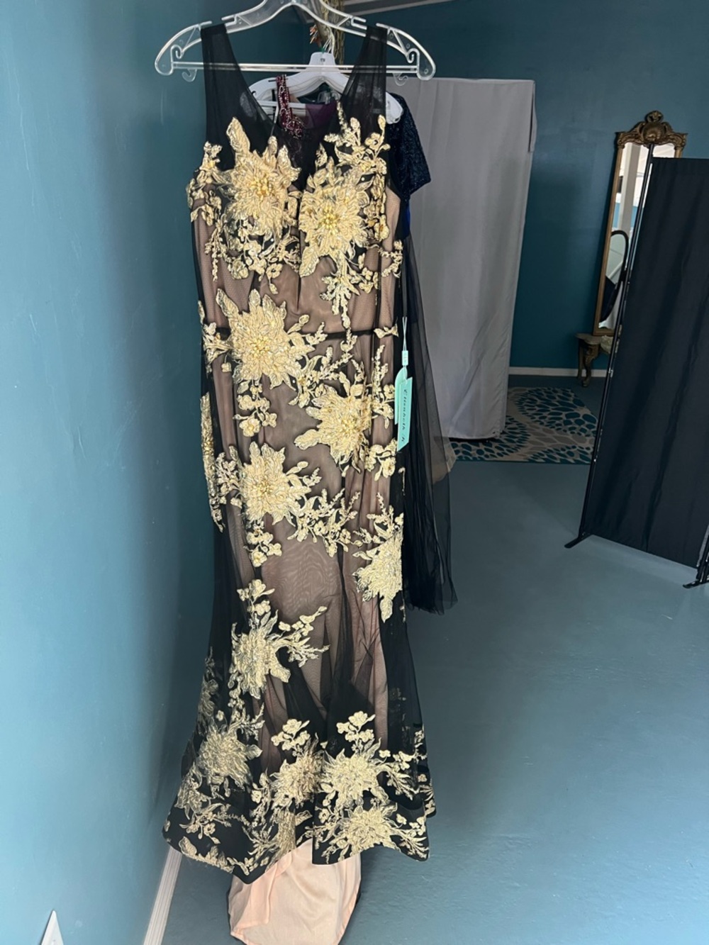 Black and Gold Backless Dress - Picture 15 of 17